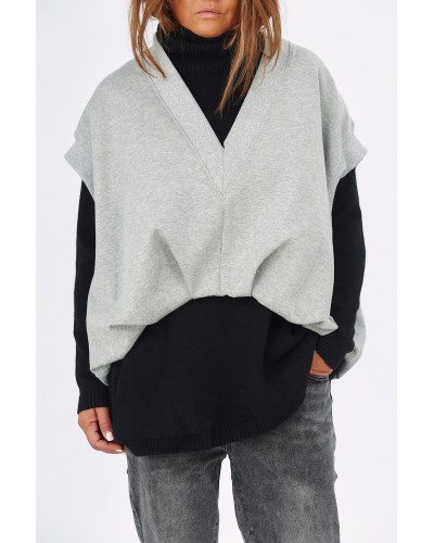 Maglioncino negru este cu titlu de prezentare