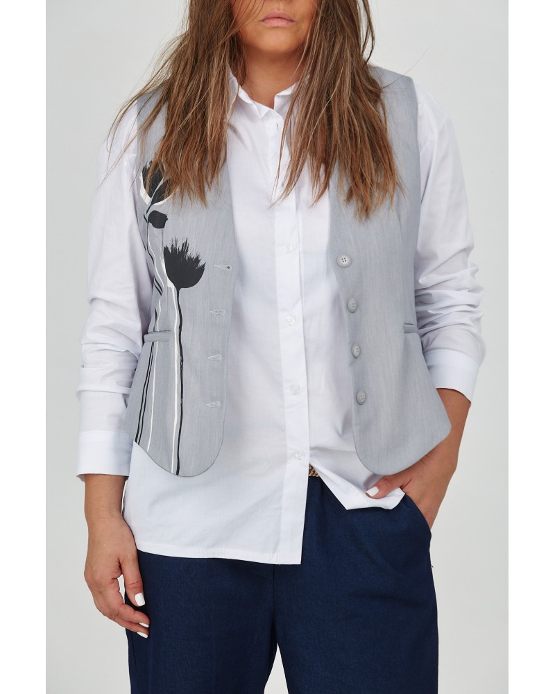 Camasa alba este cu titlu de prezentare