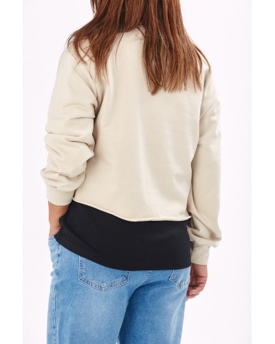 T-shirt -ul negru este cu titlu de prezentare