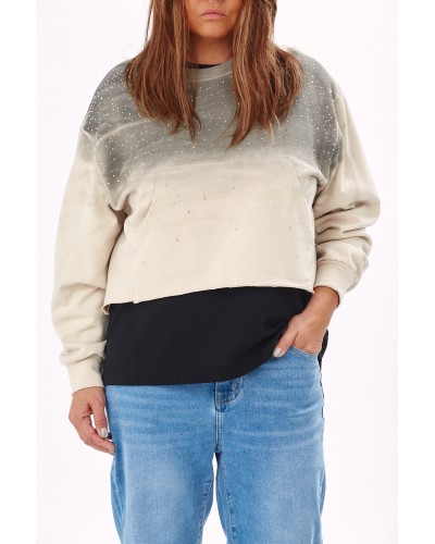 T-shirt -ul negru este cu titlu de prezentare