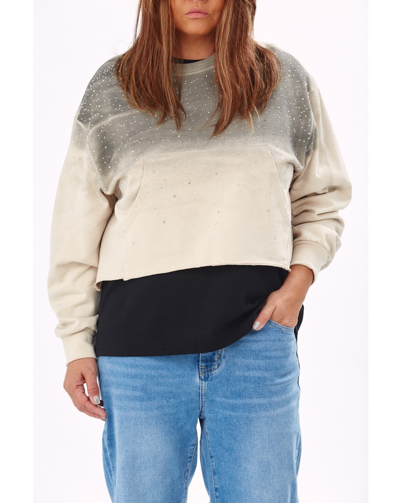 T-shirt -ul negru este cu titlu de prezentare