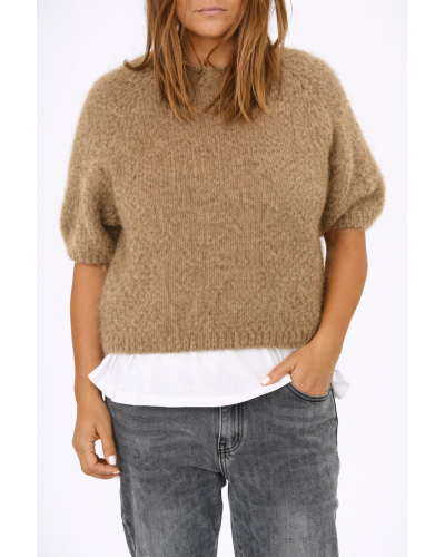 Tricoul alb este cu titlu de prezentare